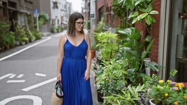 Tokyo Nun Çiçekli Güzelliğinin Arasında Duran Gözlüklü Çekici Spanyol Kadın — Stok video