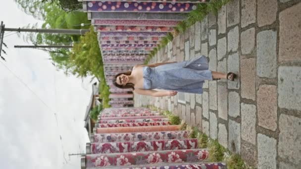 Vrolijke Spaanse Vrouw Bril Maakt Een Vreugdevolle Wandeling Kyoto Beroemde — Stockvideo