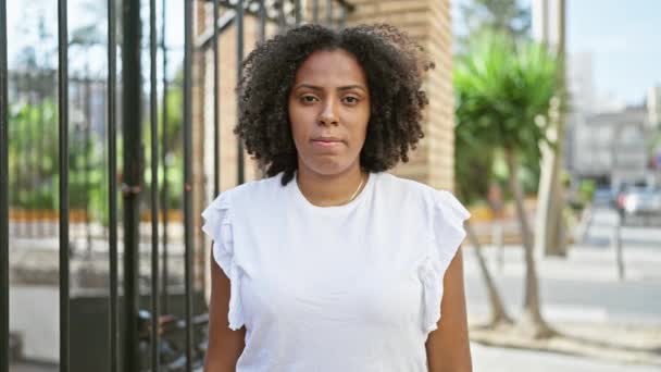 Africano Mulher Americana Com Cabelo Encaracolado Livre Parque Cidade — Vídeo de Stock