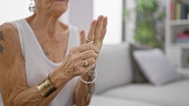 Starší Šedovlasá Žena Trpící Intenzivní Bolestí Ruky Sedící Doma Pohovce — Stock video