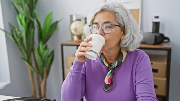 Mujer Madura Oficina Disfrutando Una Pausa Para Café Exudando Profesionalidad — Vídeos de Stock