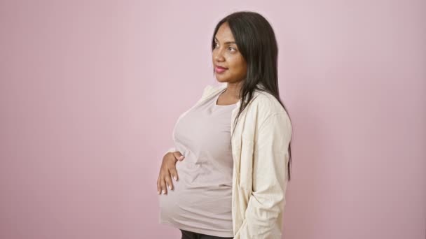 Esperar Que Una Mujer Joven Casualmente Tocando Vientre Embarazada Tiene — Vídeos de Stock