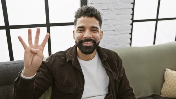 Veselý Mladý Muž Ukazuje Čtyřmi Prsty Vzhůru Neochvějnou Sebedůvěrou Útulné — Stock video