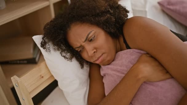 Afrikalı Amerikalı Bir Kadın Yatak Odasında Dinleniyor — Stok video