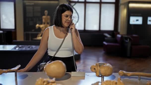 Młoda Piękna Latynoska Kobieta Odwiedzająca Wystawę Antropologiczną Muzeum Historii Naturalnej — Wideo stockowe