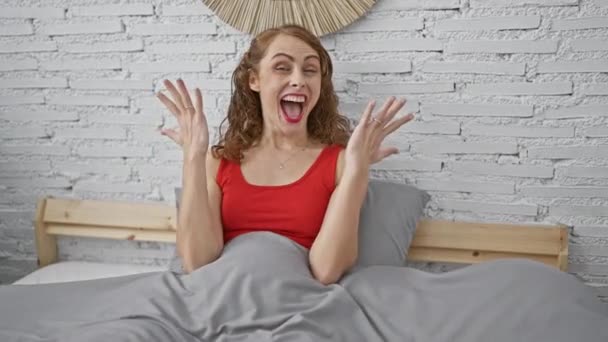 Jovem Excitada Pijama Sentada Cama Orgulhosamente Gritando Comemoração Vitória Alcançada — Vídeo de Stock