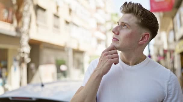 Sakallı Yakışıklı Beyaz Bir Adam Güneşli Bir Sokakta Şüpheyle Duruyordu — Stok video