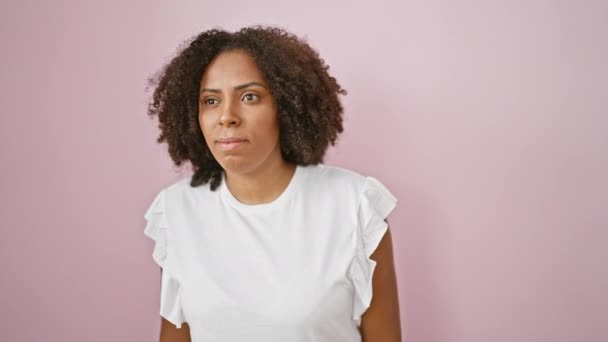 African American Woman Curly Hair Pink Background — Stock Video