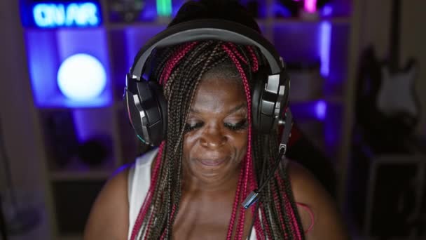 Confiada Hermosa Mujer Afroamericana Serpenteante Con Trenzas Con Auriculares Sentada — Vídeos de Stock