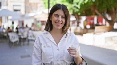 Şehre gülümseyen güzel İspanyol kadın.