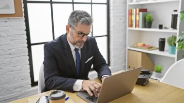 Kalp krizi genç gri saçlı İspanyol ofis çalışanını vurdu - iş yerinde iş yerinde yoğun stres altında