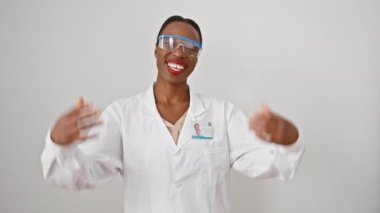 Neşeli Afrikalı Amerikalı kadın bilim adamı üniformalı, kolları açık kucaklaşmaya hazır! Neşeli bir mutluluk portresi ve soyutlanmış beyaz bir arka planda hoş geldiniz..