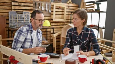 Marangozluk sektöründe muhasebe işleriyle uğraşan iki marangoz arkadaş, marangozluğun ekonomisine içeriden bir bakış.