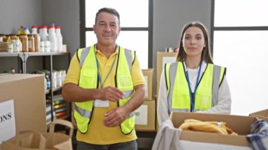 Kendine güvenen erkek ve kadın gönüllüler gülümsemeyi ve yardım merkezinde çapraz kollarla durmayı severler.