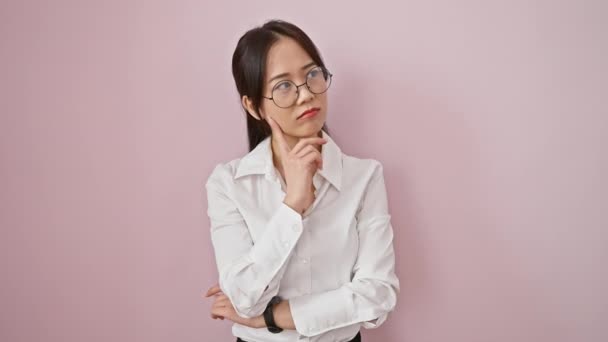 Mladá Číňanka Nosí Brýle Stojící Myšlení Soustředěné Pochybnosti Prstem Bradě — Stock video
