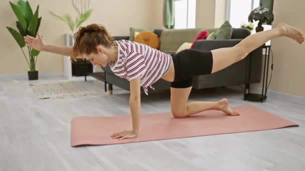 在现代客厅里 一个健康的女人在粉色的垫子上练习瑜伽 这对她的健康和健康都有好处 — 图库视频影像