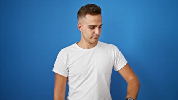 Mladý Hispánec Bílé Košili Vyjadřující Různé Emoce Modrém Izolovaném Pozadí — Stock video