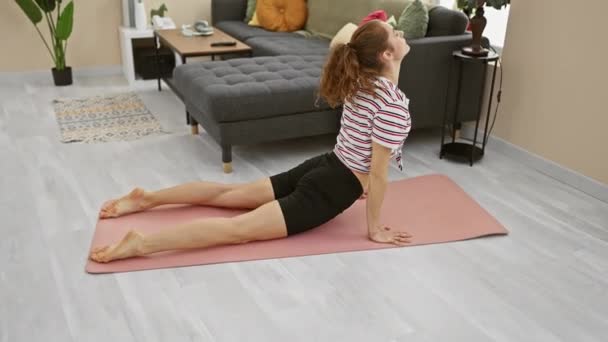 Femme Faisant Yoga Dans Salon Contemporain — Video