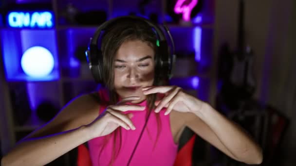 魅力的な若いヒスパニック系女性ゲーマー 腕を伸ばし 仮想サイバー技術の部屋から深夜のゲームアドベンチャーをストリーミング — ストック動画