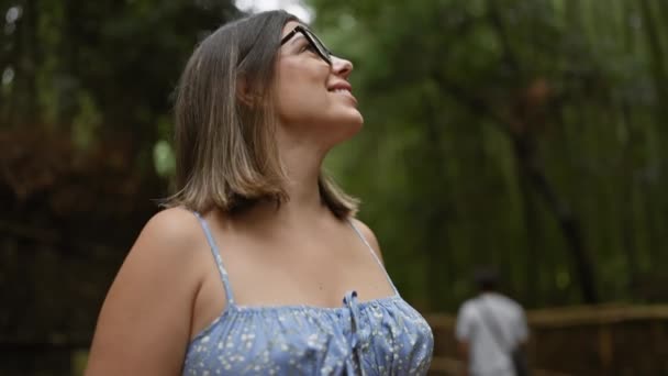 Mulher Hispânica Bonita Com Óculos Sorrindo Confiantemente Enquanto Ela Está — Vídeo de Stock