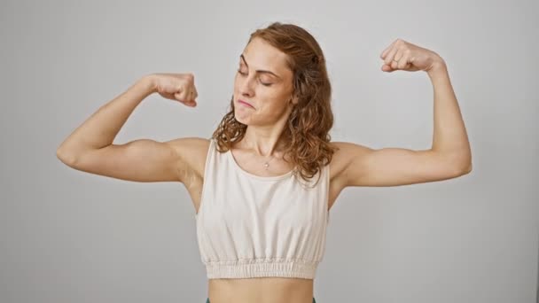 Kraftfull Ung Kvinna Flexar Armmusklerna Strålar Med Tillförsikt Vit Isolerad — Stockvideo