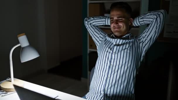 Tânăr Hispanic Într Cadru Birou Relaxează Fața Unui Computer Exprimând — Videoclip de stoc