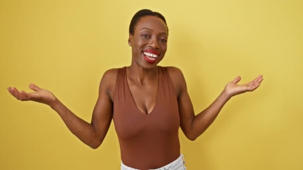 Afroamerikanerin Steht Ratlos Und Verwirrt Mit Erhobenen Armen Und Händen — Stockvideo