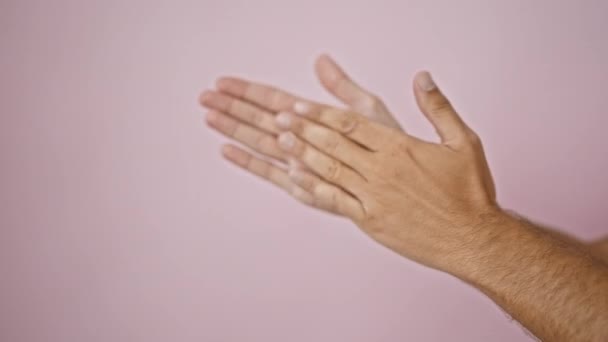 ピンクの背景にぶつかり 動きと感情を伝える男の手のぼやけたイメージ — ストック動画