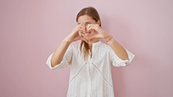 Glada Ung Kvinna Gör Ett Hjärta Symbol Med Händerna När — Stockvideo