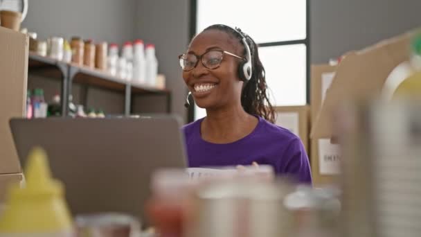 Glimlachende Vrouw Met Headset Werkt Laptop Magazijn Omgeven Door Volle — Stockvideo