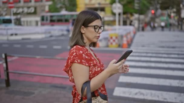 Оживленных Улицах Токио Красивая Латиноамериканка Очках Опытная Технике Путешественница Использует — стоковое видео