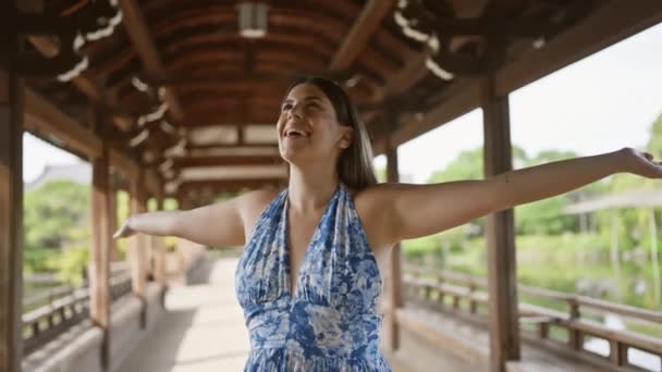 Радісна Іспаномовна Жінка Красивими Відкритими Руками Впевнено Стоїть Навколо Хейанського — стокове відео