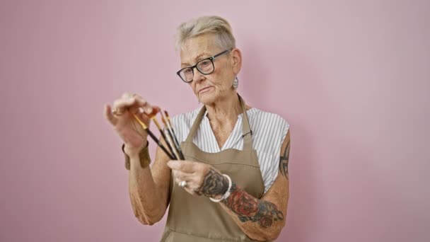 Artista Senior Cara Seria Pelo Gris Que Sostiene Intensamente Pinceles — Vídeos de Stock