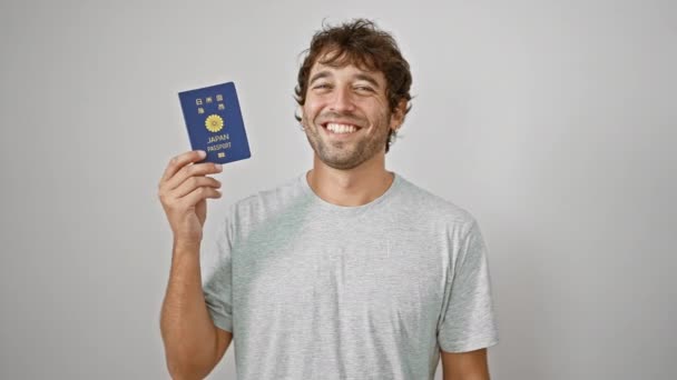 日本のパスポートを持っている若者は 孤立した白い背景の上に微笑みます — ストック動画