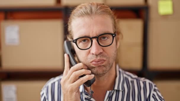 Серьезный Человек Очках Полосатой Рубашке Разговаривает Телефону Складе — стоковое видео