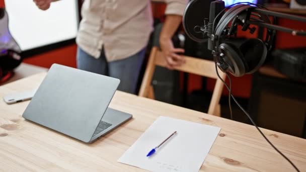 Modern Bir Stüdyoda Dizüstü Bilgisayarı Mikrofonu Kulaklığı Olan Genç Bir — Stok video