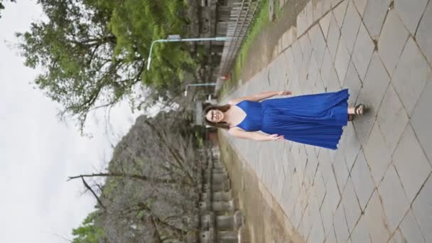 眼鏡付きの美しいヒップラティナ 彼女の目に輝く喜び 穏やかな上野公園の寺院で自信を持って歩いています カメラは東京のアジアの空の下で前進する彼女の陽気な笑顔をキャプチャします — ストック動画