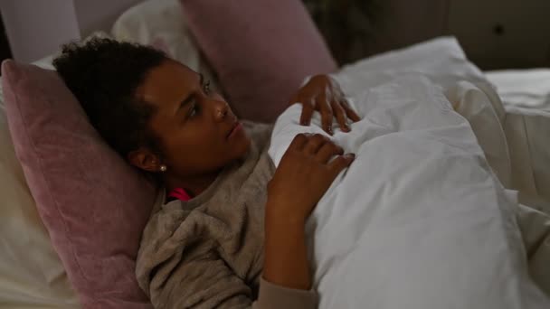 Jeune Femme Couchée Lit Intérieur Humeur Réfléchissante Avec Une Expression — Video