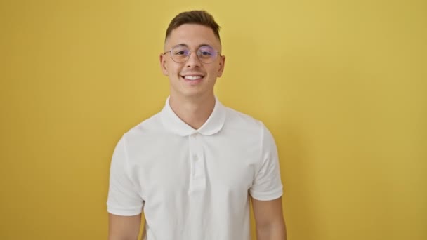 Jovem Alegre Hispânico Ostentando Óculos Irradiando Positividade Mostrando Sorriso Brilhante — Vídeo de Stock