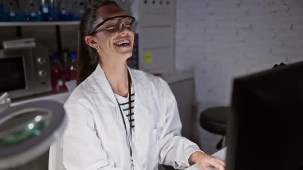 Έκρηξη Γέλιου Από Μια Όμορφη Νεαρή Ισπανίδα Επιστήμονα Δυνατά Στο — Αρχείο Βίντεο