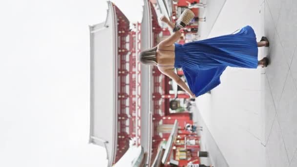 Muskularna Latynoska Kobieta Tańczy Radośnie Wirując Pięknej Sukience Pośród Wspaniałej — Wideo stockowe