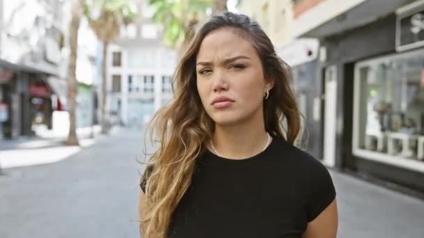 Ung Vacker Hispanic Kvinna Slår Ett Allvarligt Uttryck Stående Huvud — Stockvideo