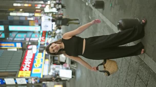 Радостная Латиноамериканка Распростертыми Объятиями Улыбающаяся Посреди Городского Пейзажа Токио Ночью — стоковое видео
