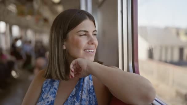 Vrolijke Mooie Spaanse Vrouw Zit Glimlachen Kijkend Door Het Raam — Stockvideo