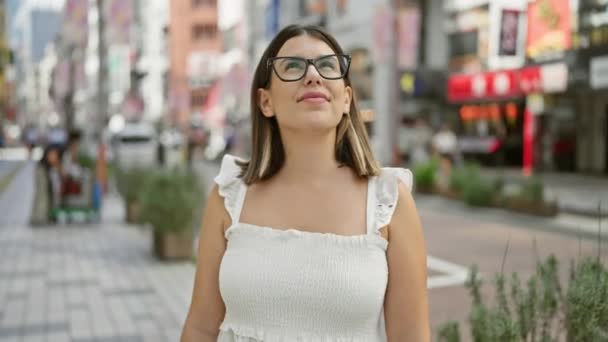 Gözlüklü Güzel Spanyol Kadın Sıradan Bir Şekilde Ayakta Mutlu Bir — Stok video