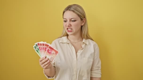 Woedende Jonge Blonde Vrouw Die Israeli Shekel Bankbiljetten Vasthoudt Ontketent — Stockvideo