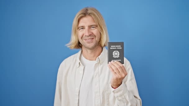 Omul Zâmbitor Păr Blond Lung Ține Pașaportul Italian Fundal Albastru — Videoclip de stoc