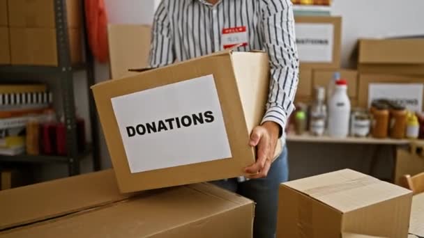 Hombre Sonriente Con Una Camisa Rayas Sostiene Una Caja Donaciones — Vídeo de stock