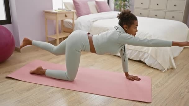 Een Jonge Vrouw Voert Een Evenwichtsoefening Uit Een Yoga Mat — Stockvideo