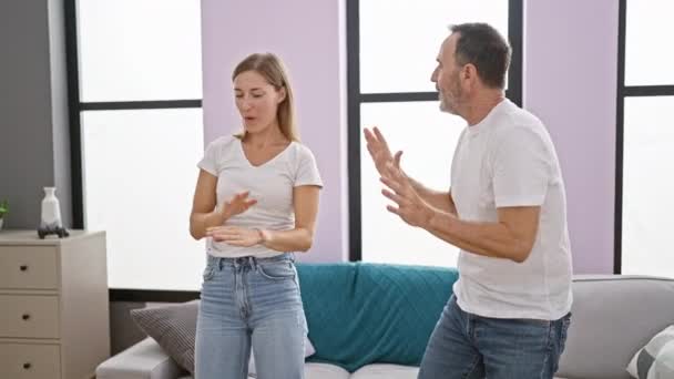 Впевнений Батько Дочка Танцюють Разом Наповнюючи Свій Будинок Сміхом Радістю — стокове відео